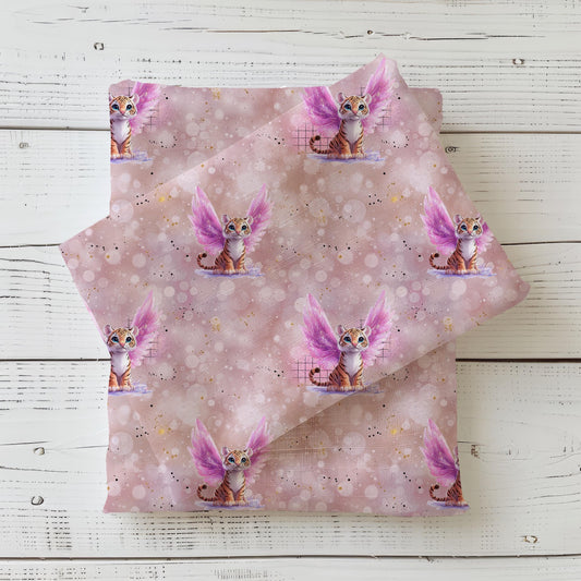 Stoffdesign mit fliegendem Tiger auf rosa Hintergrund – French Terry oder Jersey, perfekt für Kinderbekleidung und DIY-Nähprojekte.