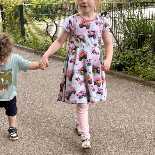 Monster Truck in rosa | Fahrzeugs Stoff Meterware | Rib Jersey Kinderstoff