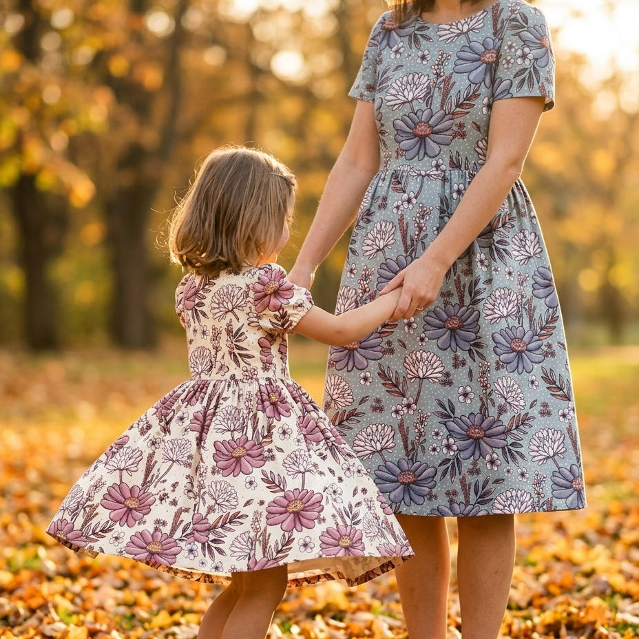 Mutter und Tochter im Partnerlook mit genähten Kleidern aus Stoff Wildblume Herbst in Blau und Creme