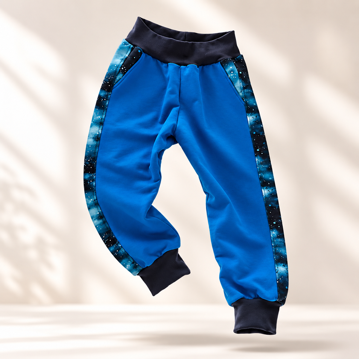 Jogginghose Kinder handgenäht | Royalblau mit Sternenhimmel-Seitenstreifen