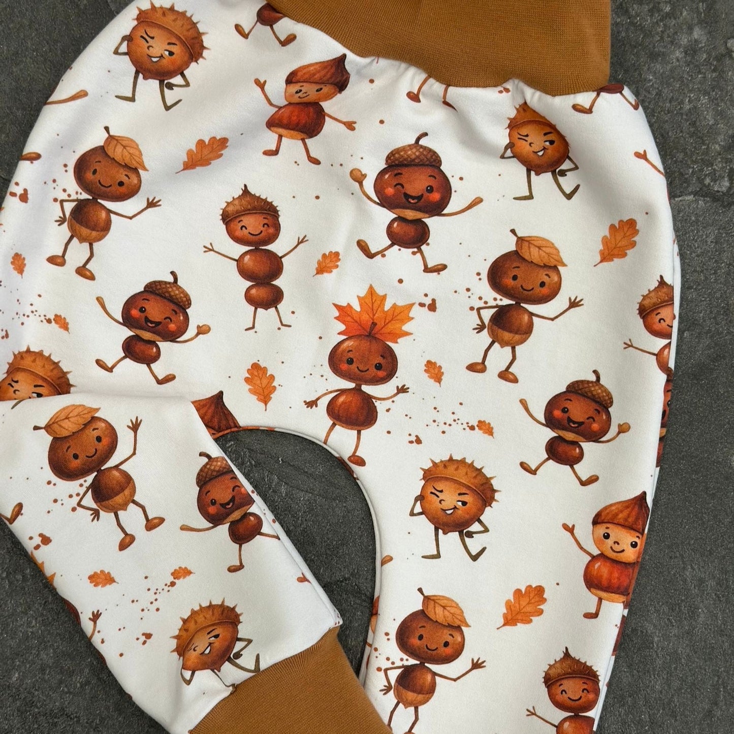 Kastanienmännchen Stoff Detailaufnahme – Kinderstoff Herbst Jersey Meterware