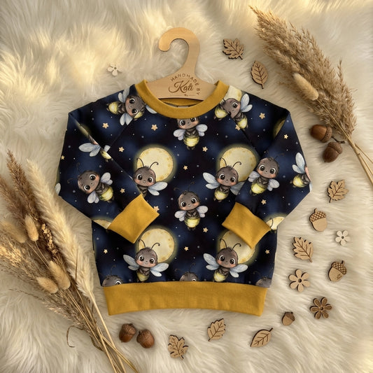Kinderpullover „kleiner Leuchtkäfer“ blau – handgenäht