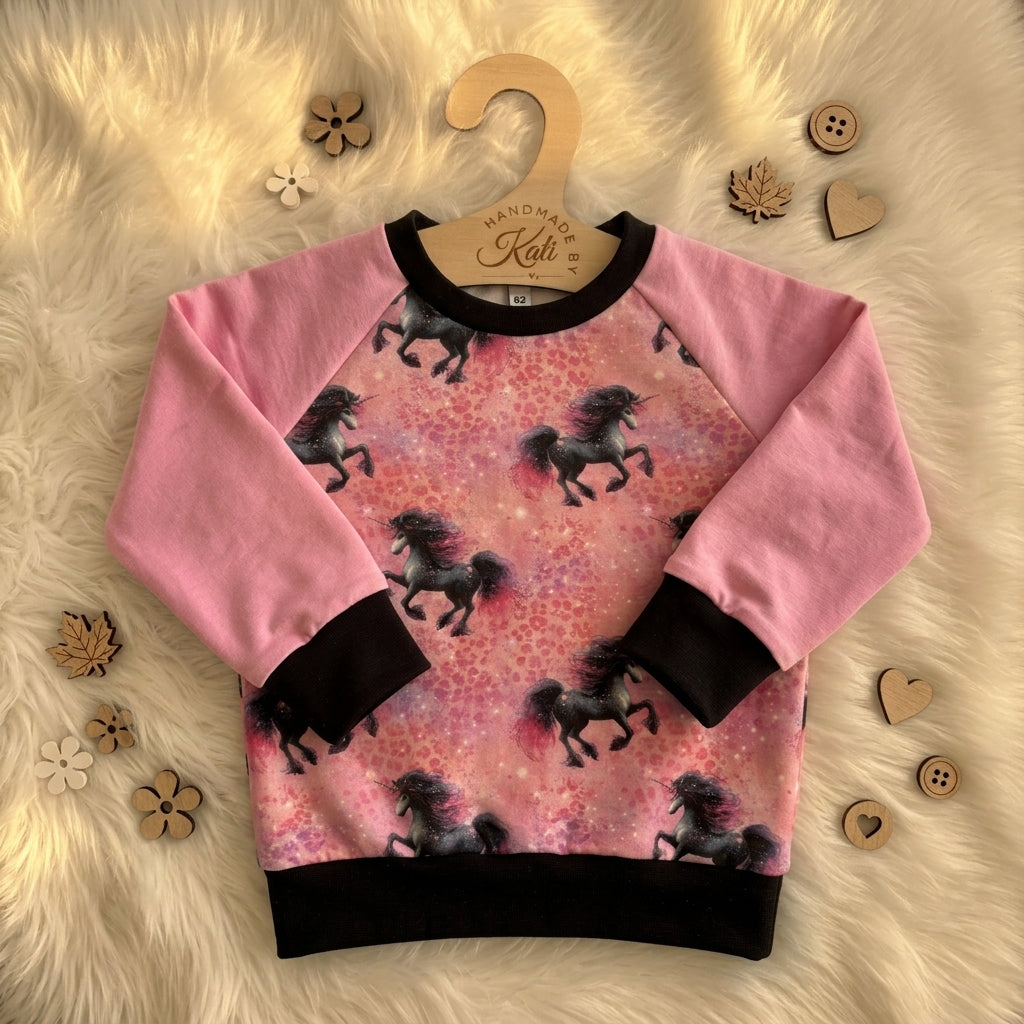 Einhorn Kinderpullover rosa – handgenähter Raglanpullover aus Baumwolle