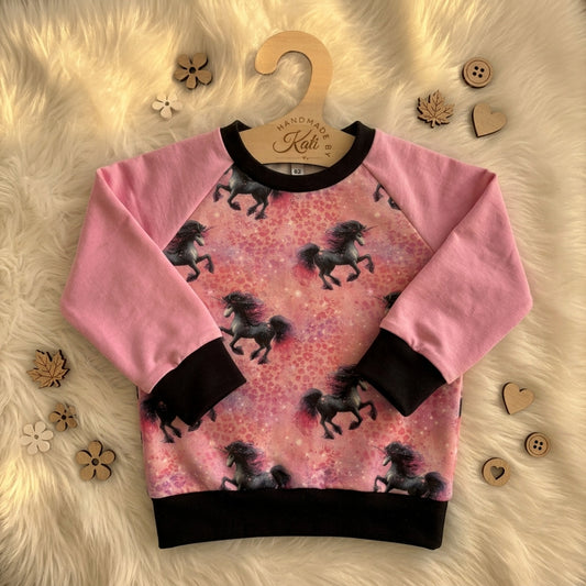 Einhorn Kinderpullover rosa – handgenähter Raglanpullover aus Baumwolle