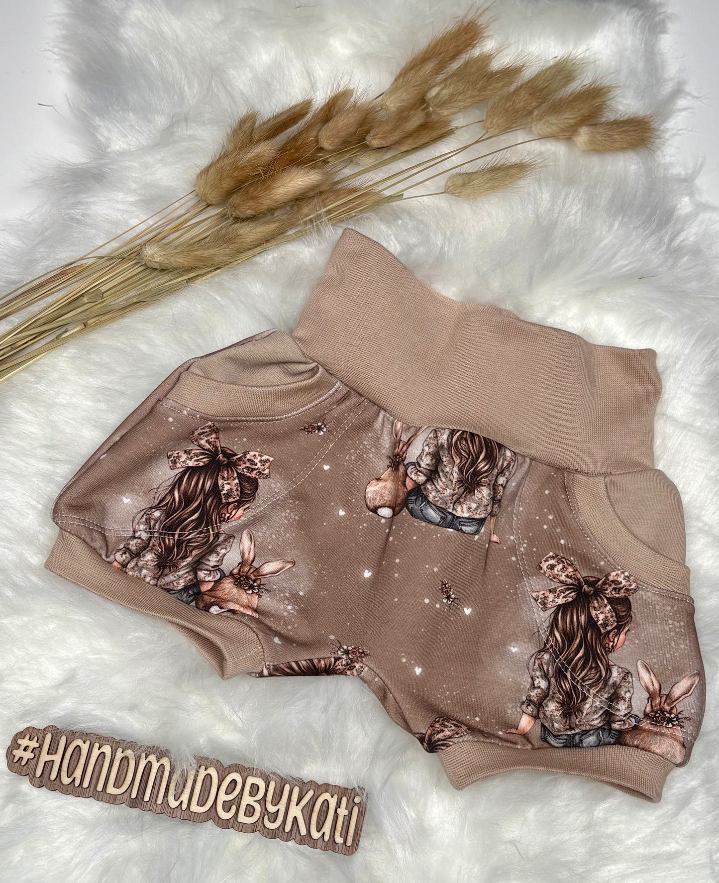 Handgemachte Baby Shorts Jersey Mädchen Hase Motiv braun beige kurze Pumphose mit Bündchen Handmade