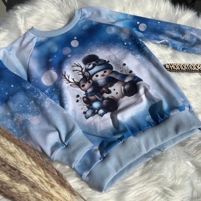 Kinderpullover „Schneemann & Rentier" blau – handgenäht aus Baumwolle, Gr. 110