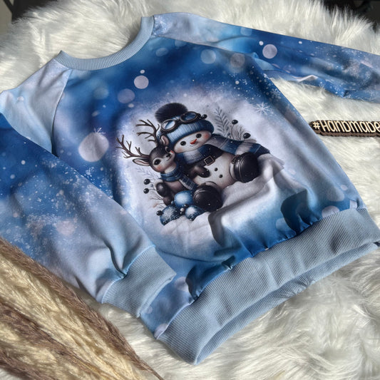 Kinderpullover „Schneemann & Rentier" blau – handgenäht aus Baumwolle, Gr. 110