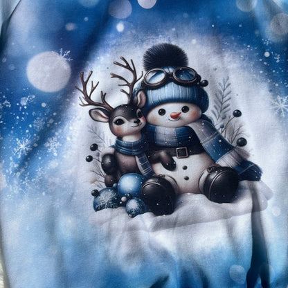 Kinderpullover „Schneemann & Rentier" blau – handgenäht aus Baumwolle, Gr. 110