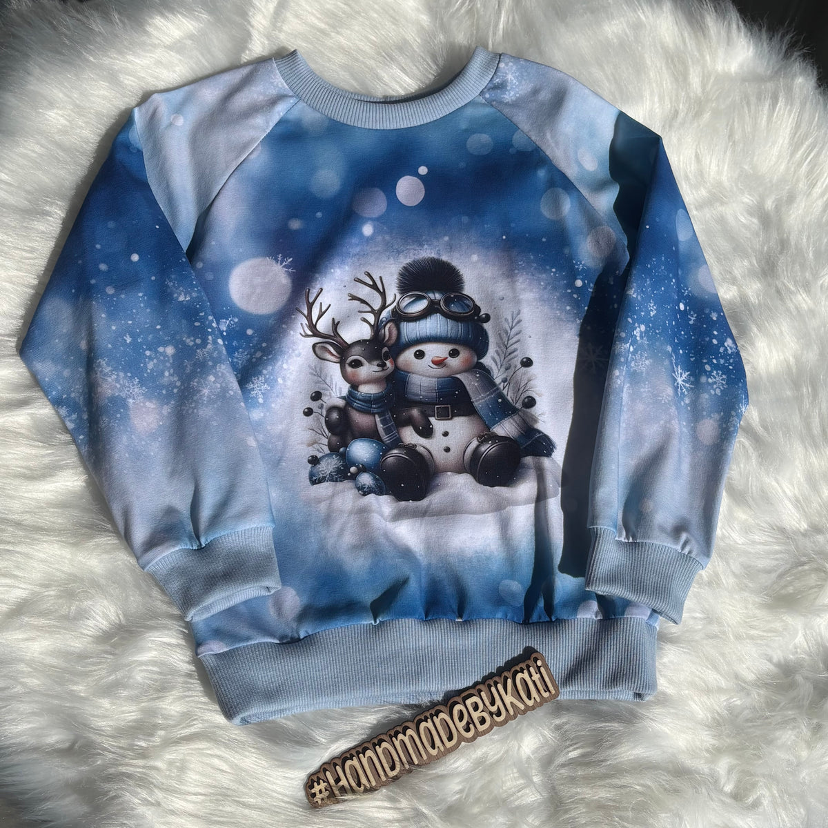 Kinderpullover „Schneemann & Rentier" blau – handgenäht aus Baumwolle, Gr. 110