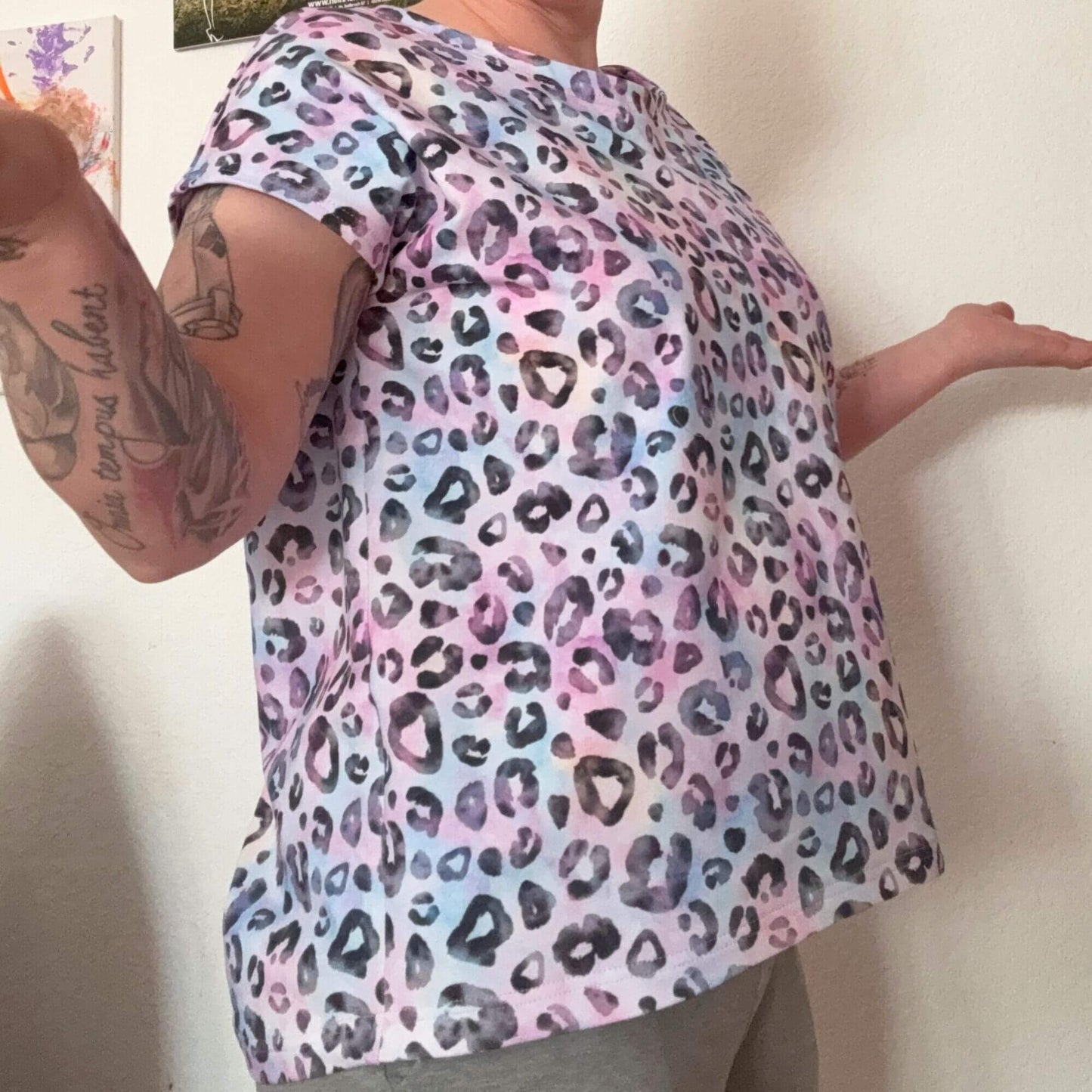 Leo Wasserfarben French Terry Meterware – Kinderstoff Leopard Motiv Nähprojekt