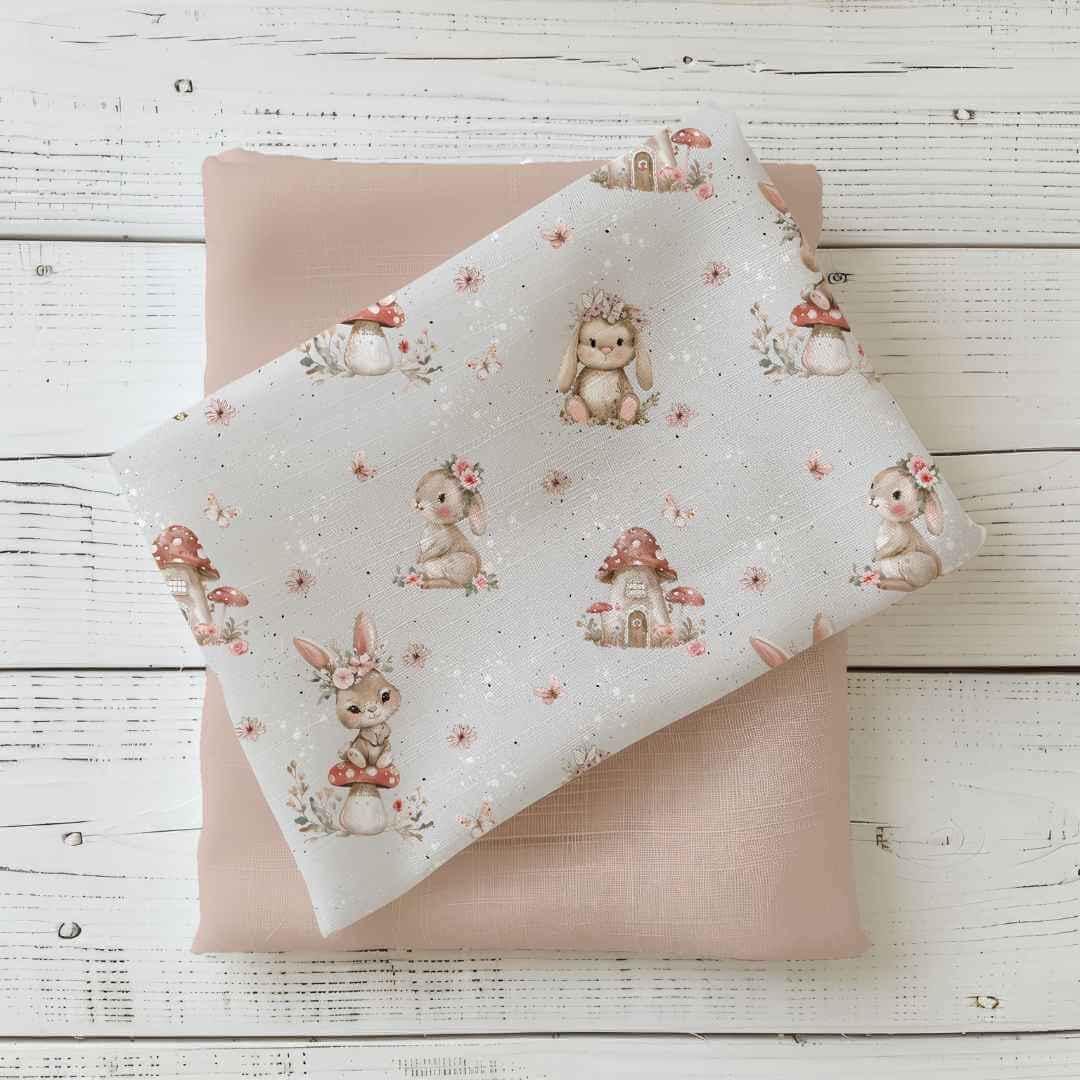 Hase Pilzhaus Stoff Meterware Detailaufnahme – Kinderstoff Märchen Motiv Jersey