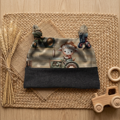 Handgenähte Baby Knotenmütze mit Bauernhof-Traktor-Motiv, dekoriert mit Weizen und Holzspielzeug
