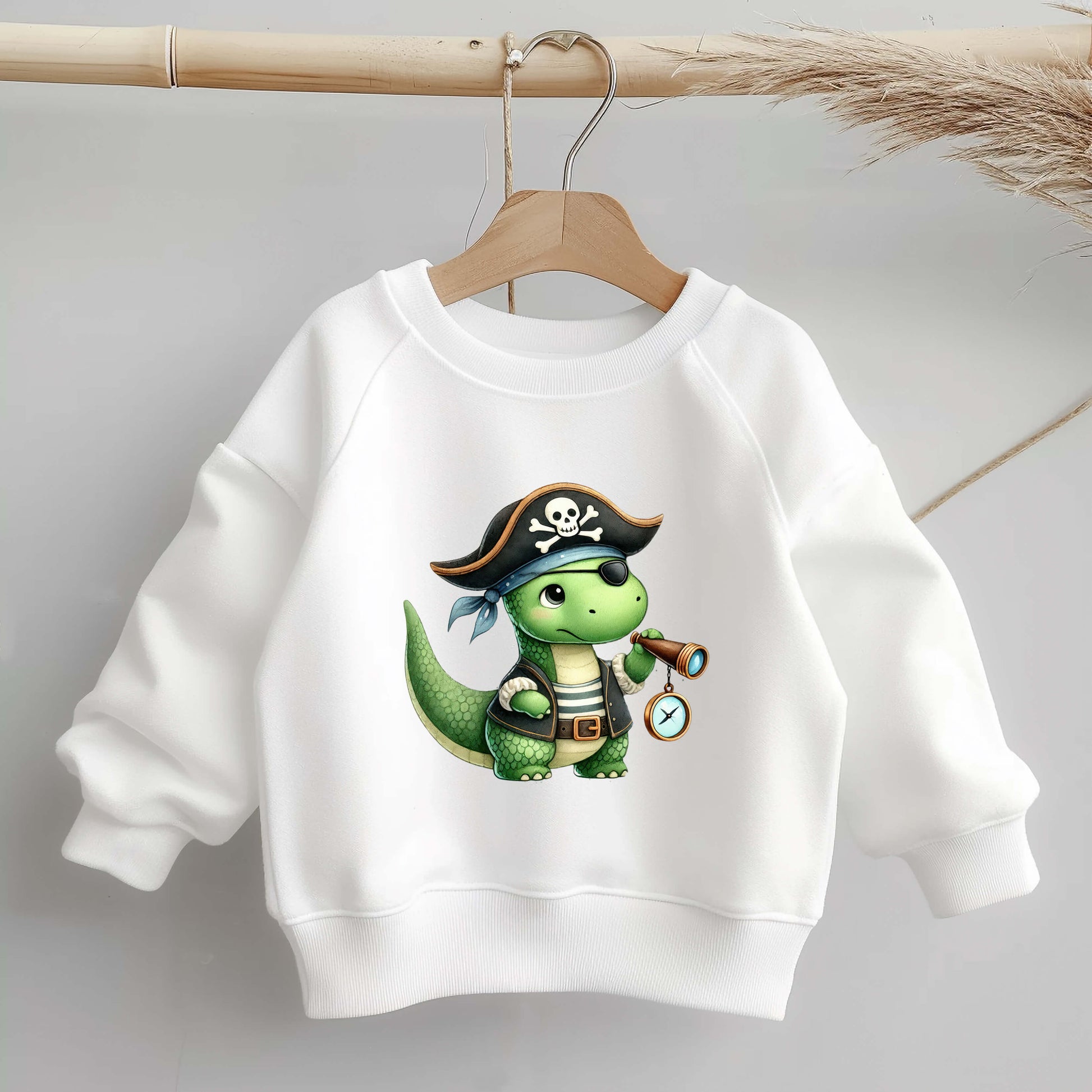 Bügelbild Piraten Dino für Kinder – niedliches Dino Aufbügelmotiv im Piratenlook für Shirts, Pullover und Kinderkleidung