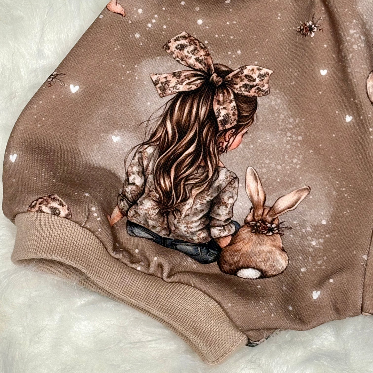 Detail Jersey Babyhose Mädchen Hase Motiv kurze Handmade Pumphose Stoffstruktur