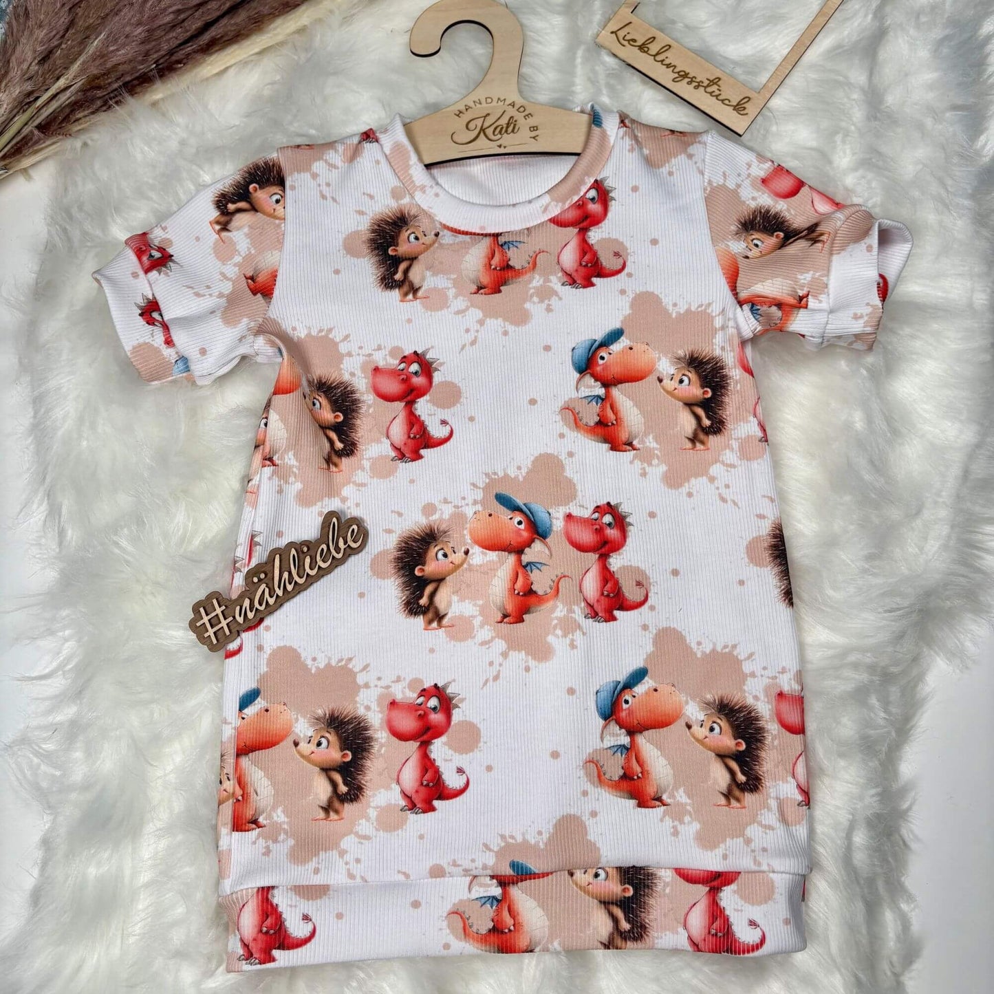 Handmade Kinder T-Shirt aus Rib Jersey mit Drachen und Igel Motiv „Drachenfreunde“ – kurzärmeliges Sommer Shirt für Kinder