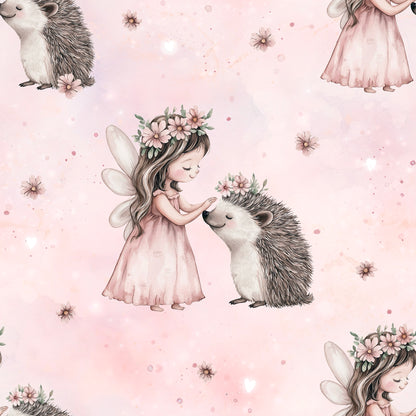 Nahtloses Stoffmuster im Aquarell-Stil mit einem kleinen Elfen-Mädchen im rosa Kleid, das einen Igel mit Blumenkranz streichelt, auf einem zartrosa Hintergrund mit Streublumen.